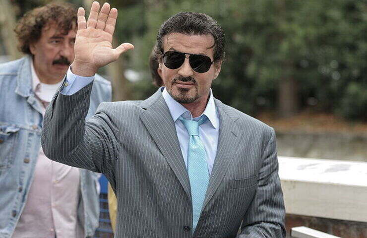 Sylvester Stallone vestito elegante che saluta