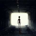 Rappresentazione di un alieno in un tunnel