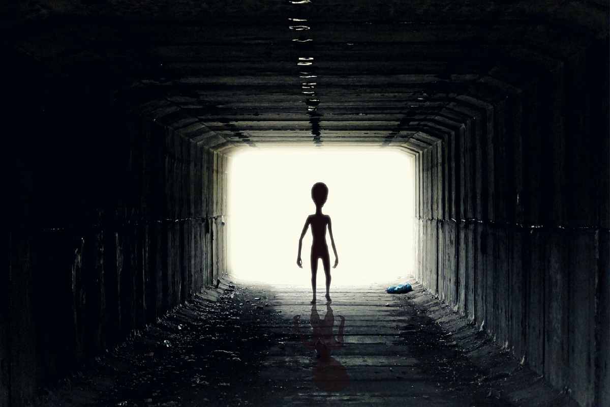 Rappresentazione di un alieno in un tunnel