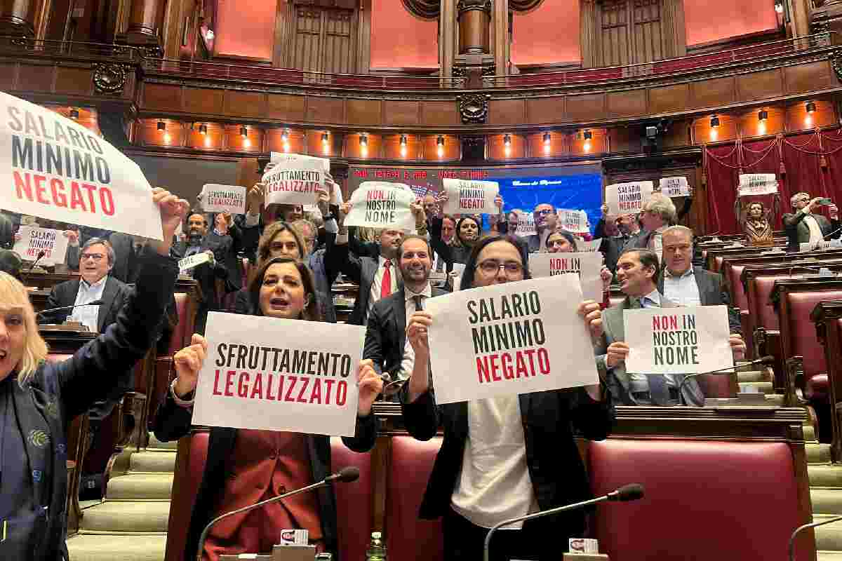 Proteste dell'opposizione in aula alla Camera