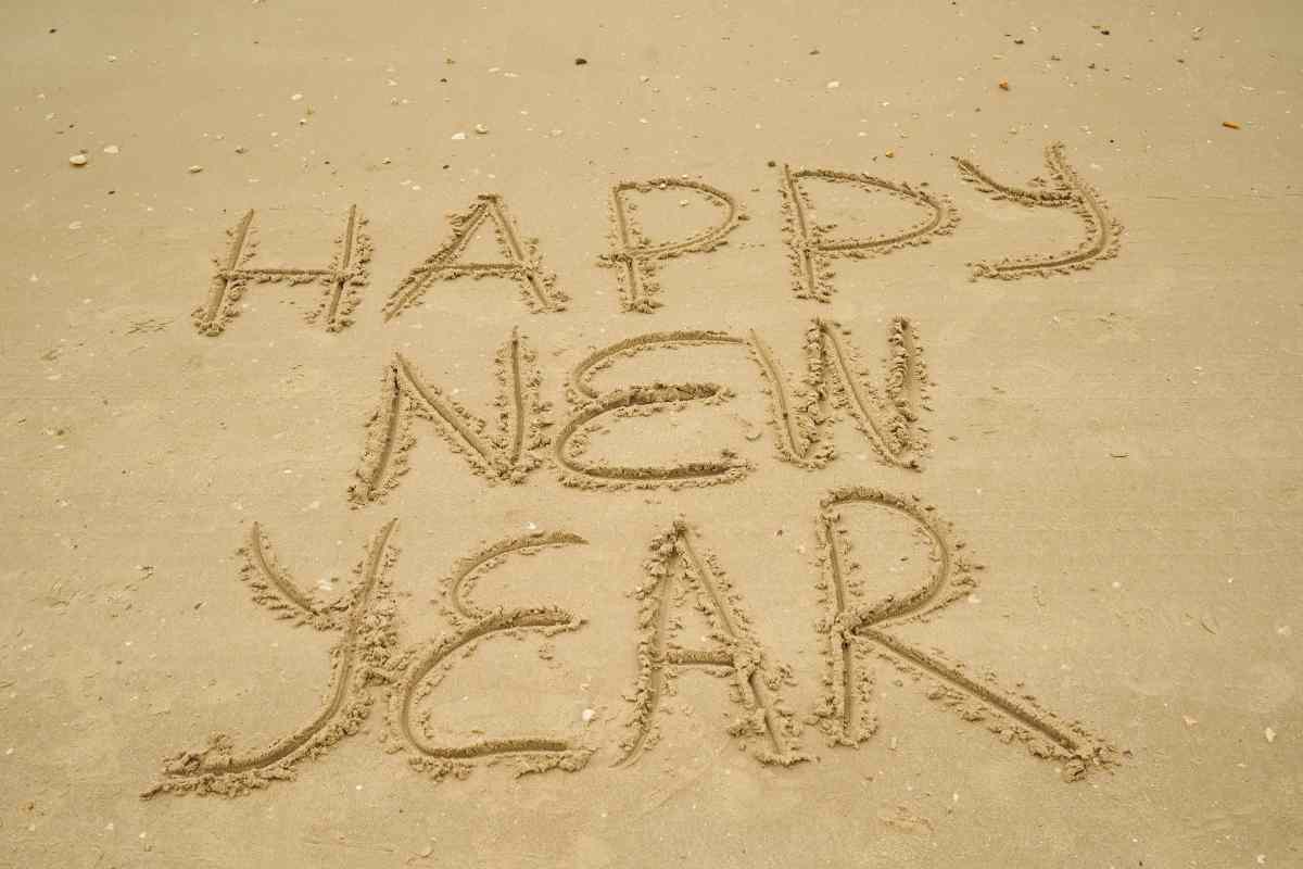 Scritta Happy New Year sulla sabbia