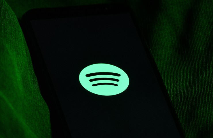 Un telefono con il logo di Spotify