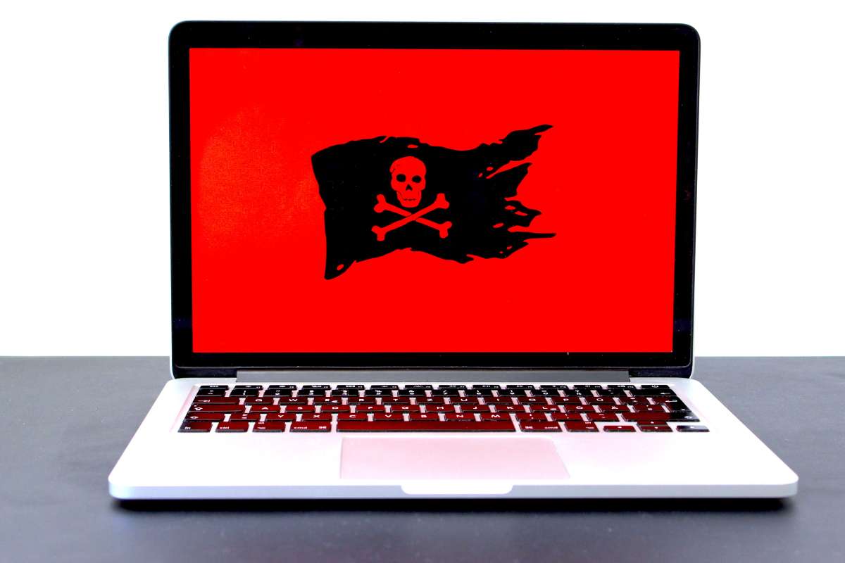 computer con schermo rosso e bandiera pirata