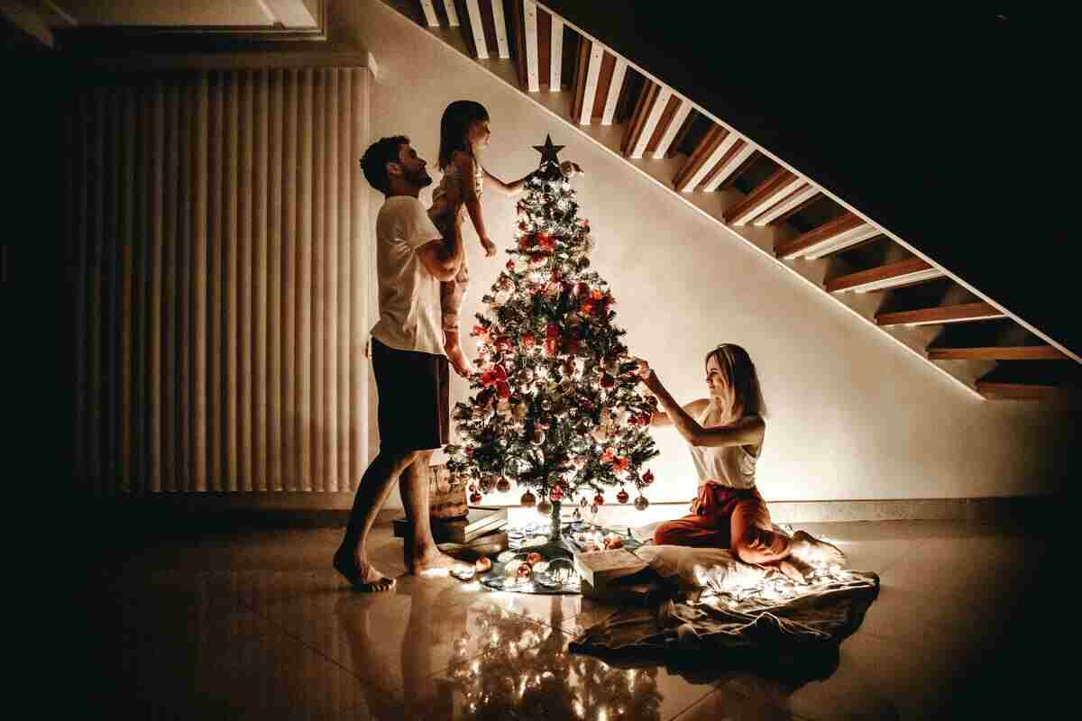 famiglia che fa l'albero di Natale