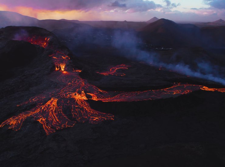 Fiumi di lava che escono da un vulcano