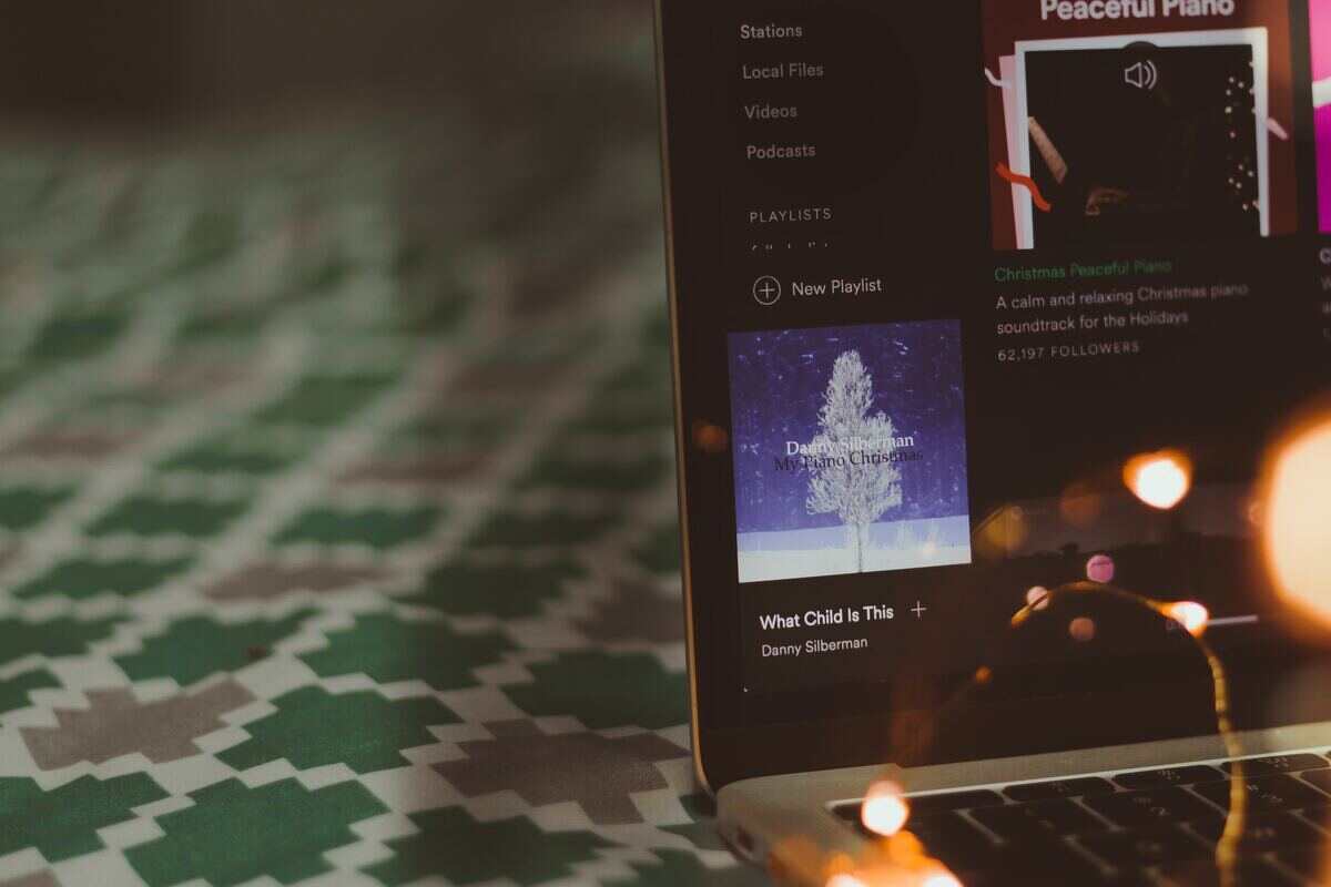 playlist Spotify di Natale su computer