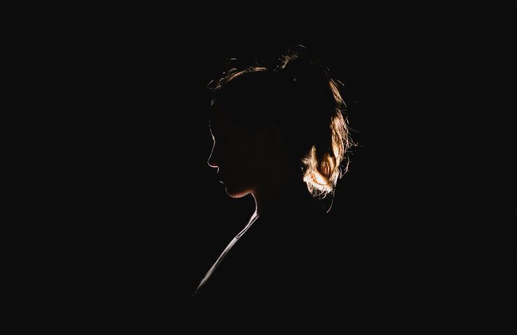 profilo femminile al buio