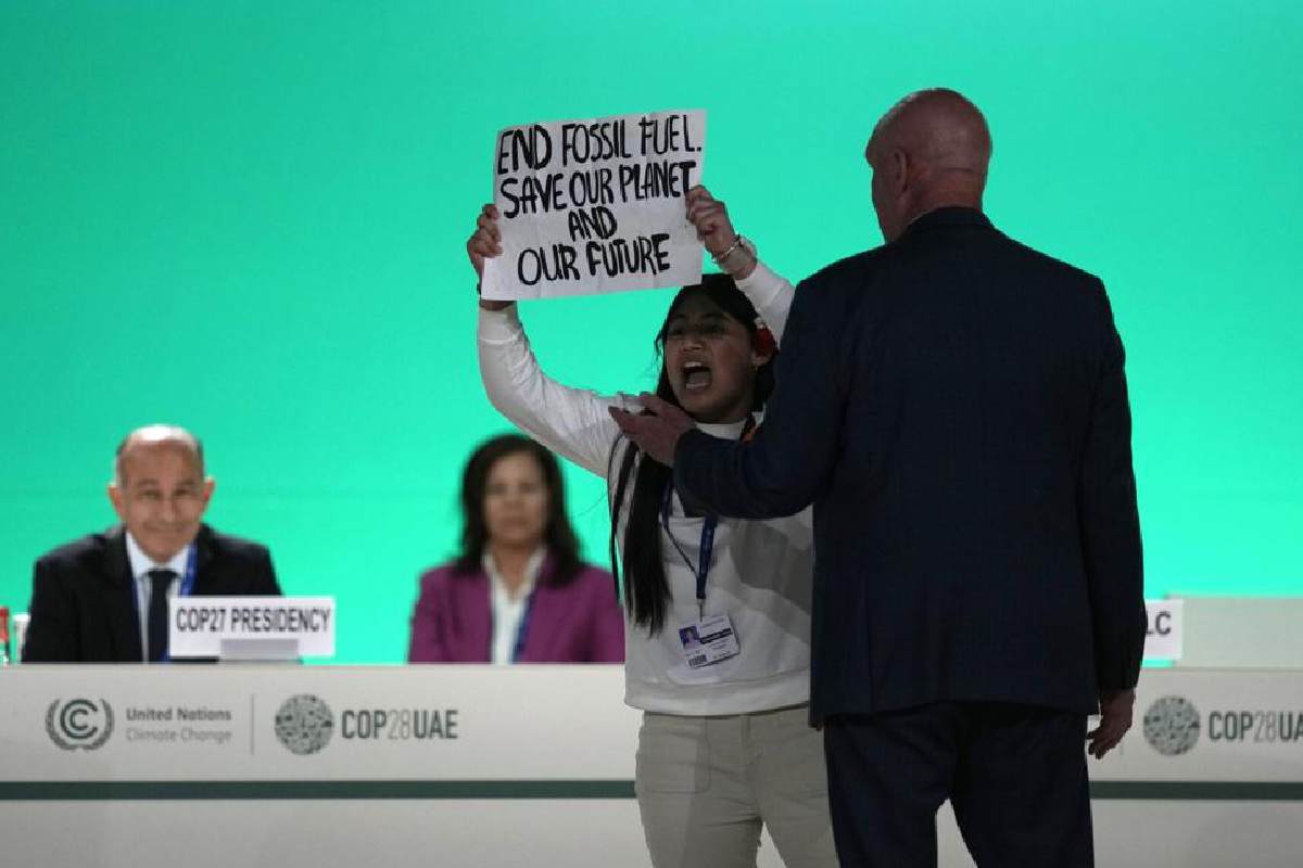 Protesta di un'attivista per il clima alla Cop28 di Dubai