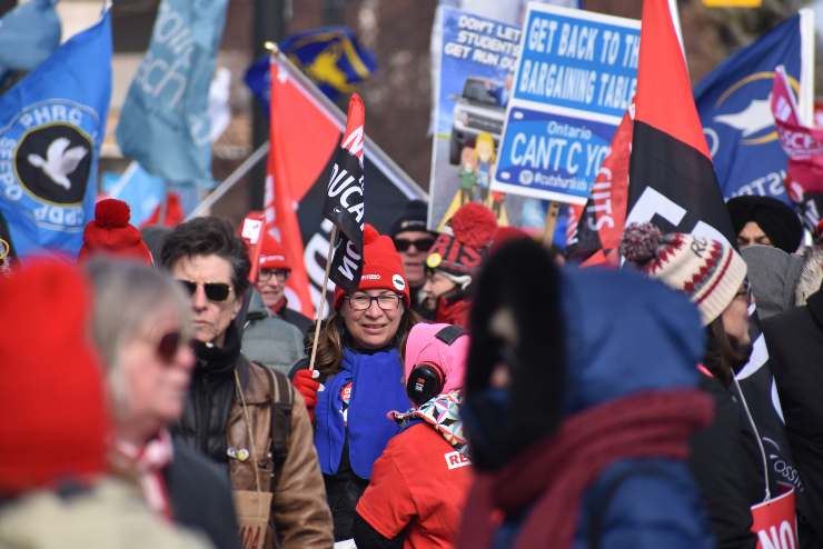 Persone con bandiere a manifestazione