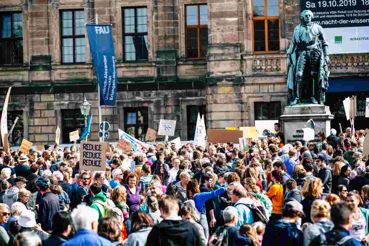 manifestazione con persone in piazza