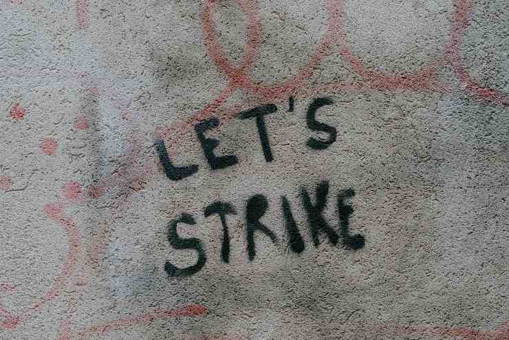 Scritta sul muro per uno sciopero