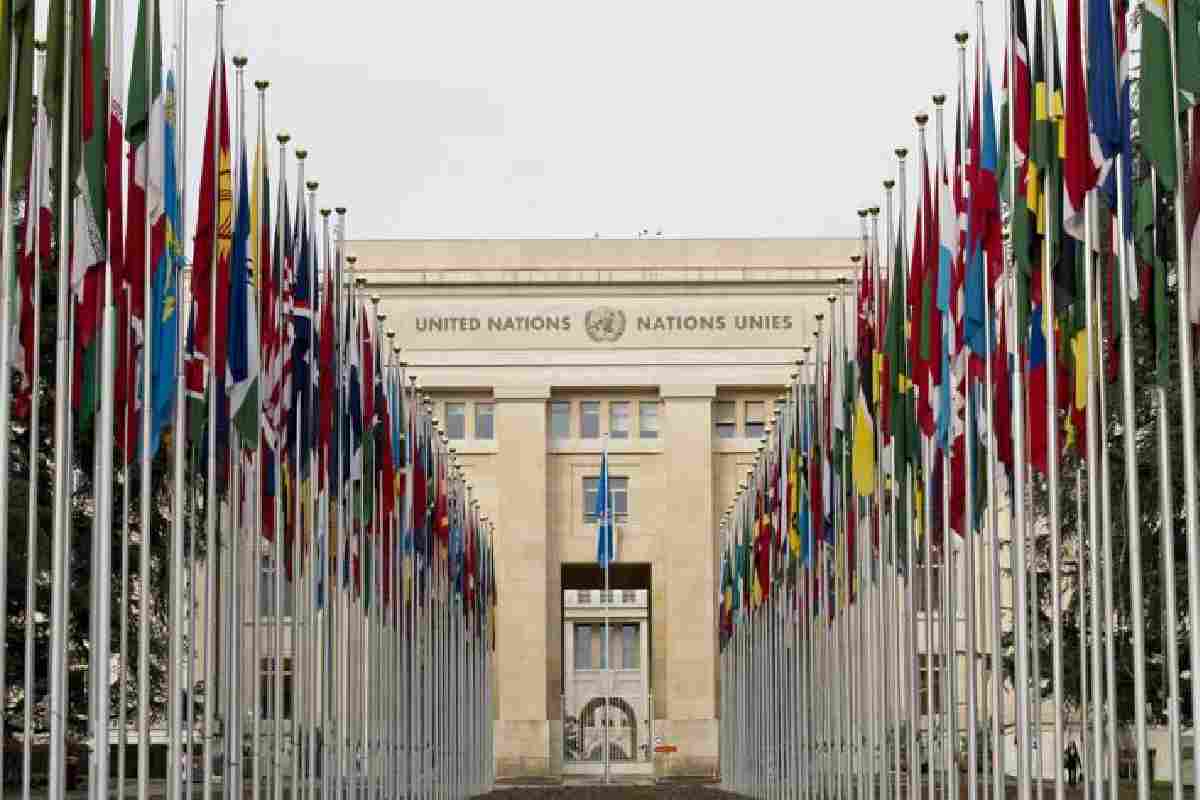Un sede di Ginevra con bandiere mondiali