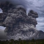 Una nube di fumo all'eruzione