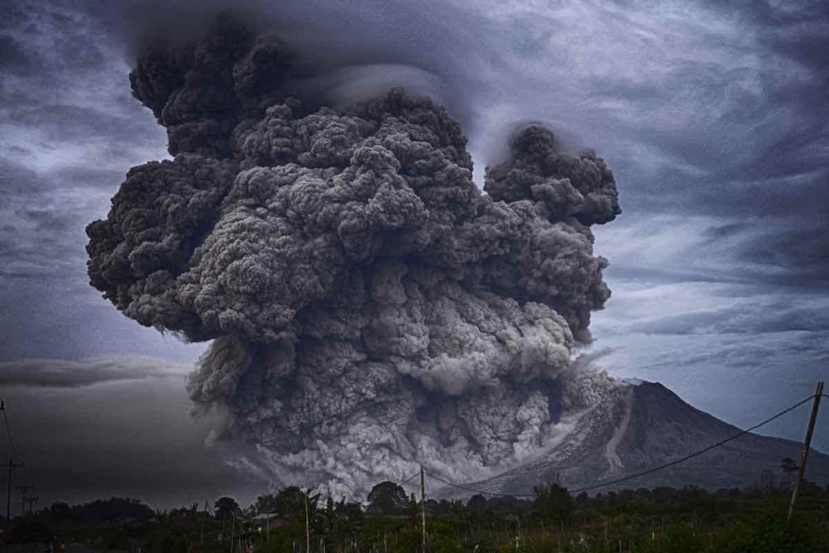 Una nube di fumo all'eruzione