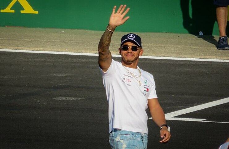 Lewis Hamilton saluta