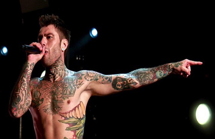 Fedez si esibisce sul palco