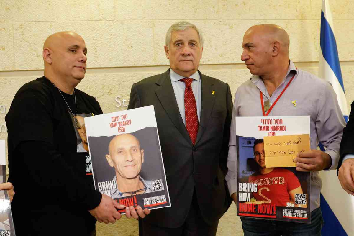 Tajani insieme ad alcuni familiari degli ostaggi di Hamas