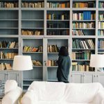 Donna davanti alla libreria di casa
