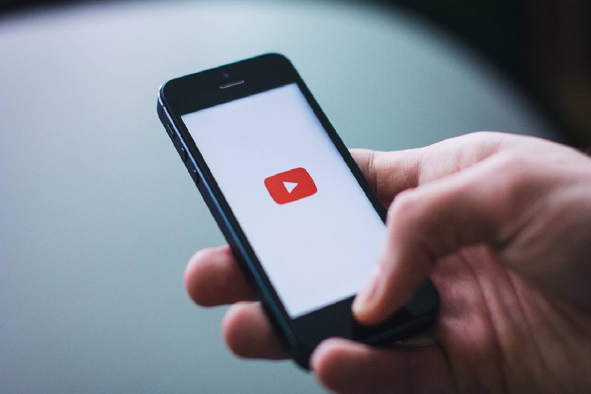 Il logo di YouTube sullo schermo di uno smartphone