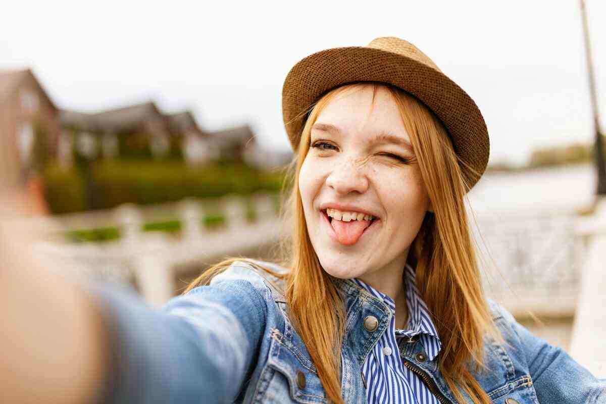ragazza si scatta selfie sorridendo