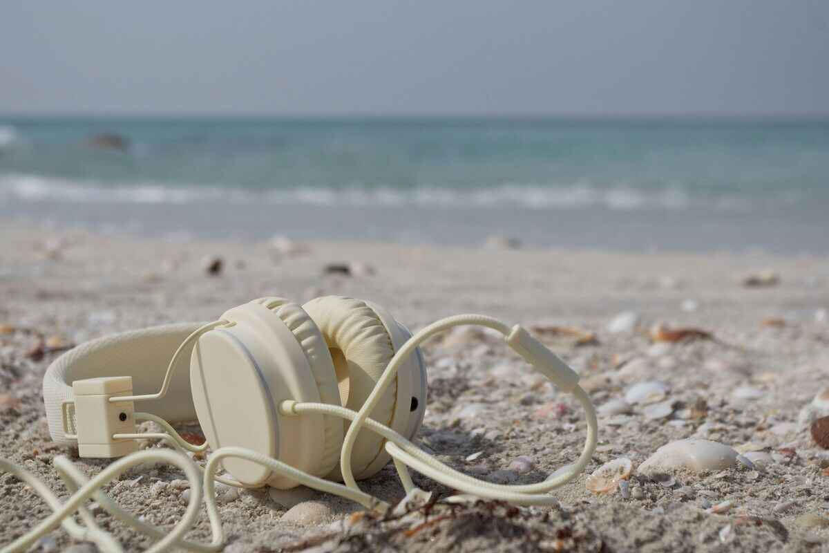 cuffie in spiaggia