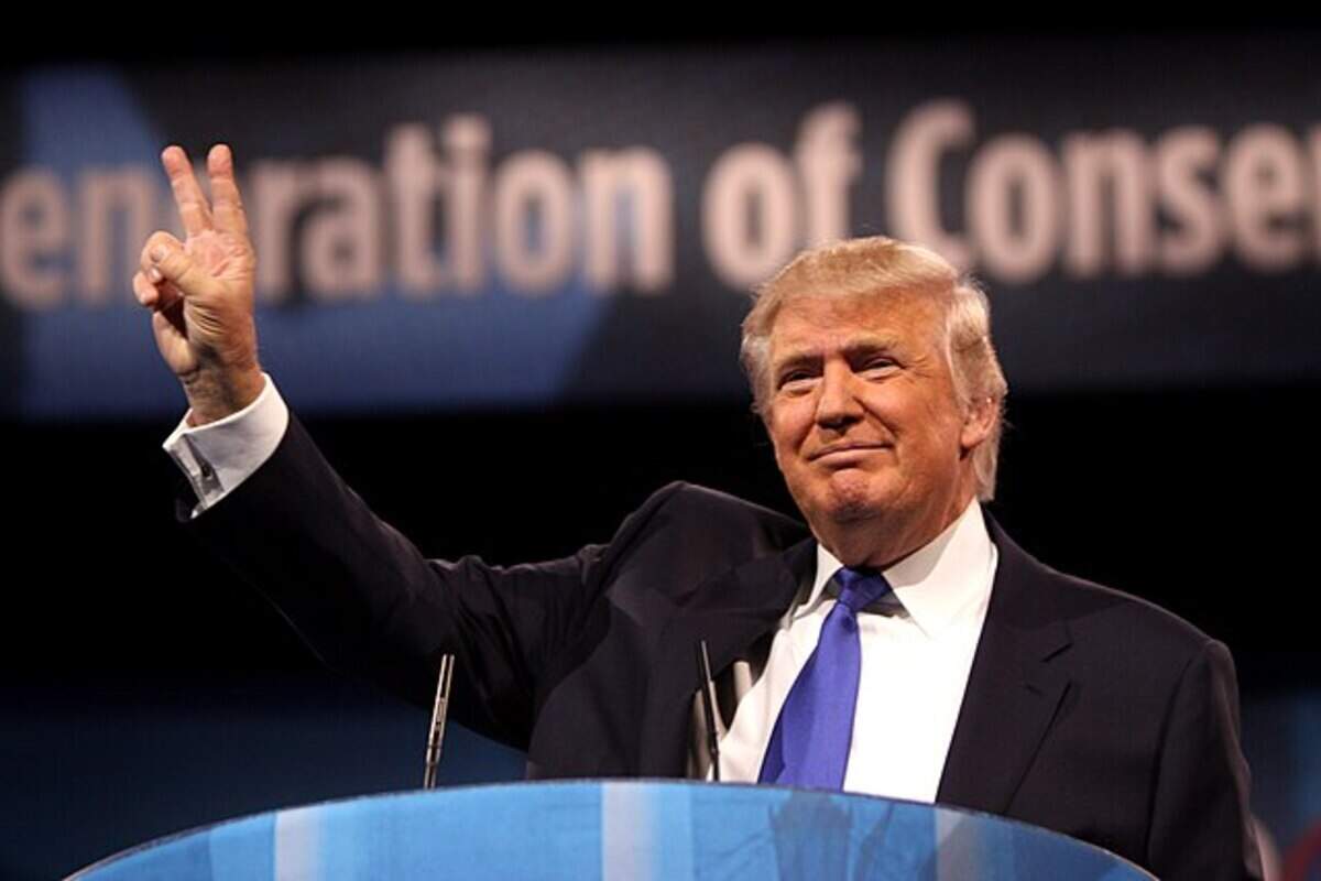 Donald Trump saluta