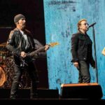 La band U2 sul palco durante un concerto