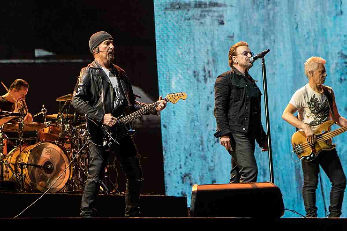La band U2 sul palco durante un concerto