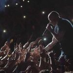 Chester Bennington canta e stringe la mani ai fan