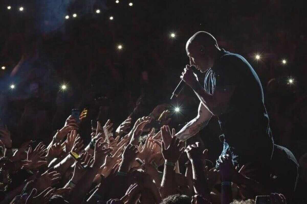 Chester Bennington canta e stringe la mani ai fan